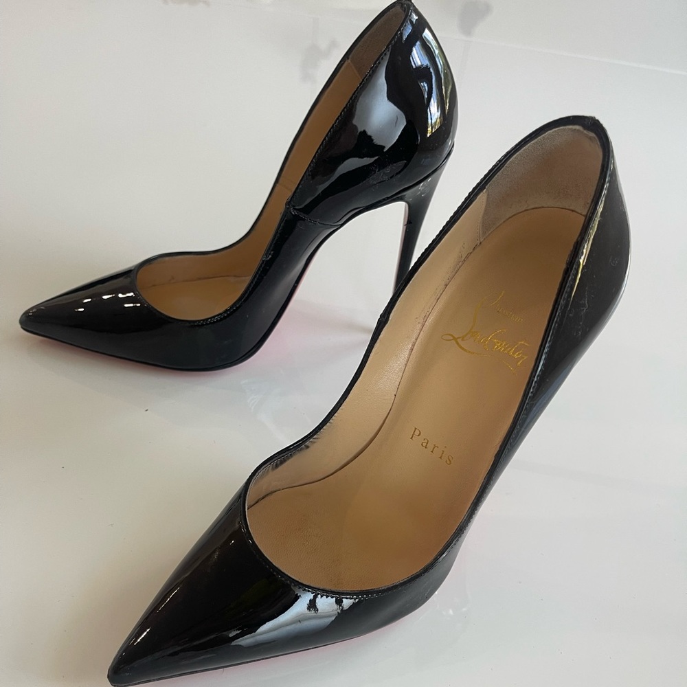 Black pumps